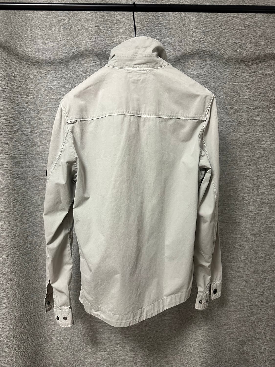 CP컴퍼니 렌즈와펜 탄창 하이넥 오버셔츠 라이트그레이 (M) 상품이미지2