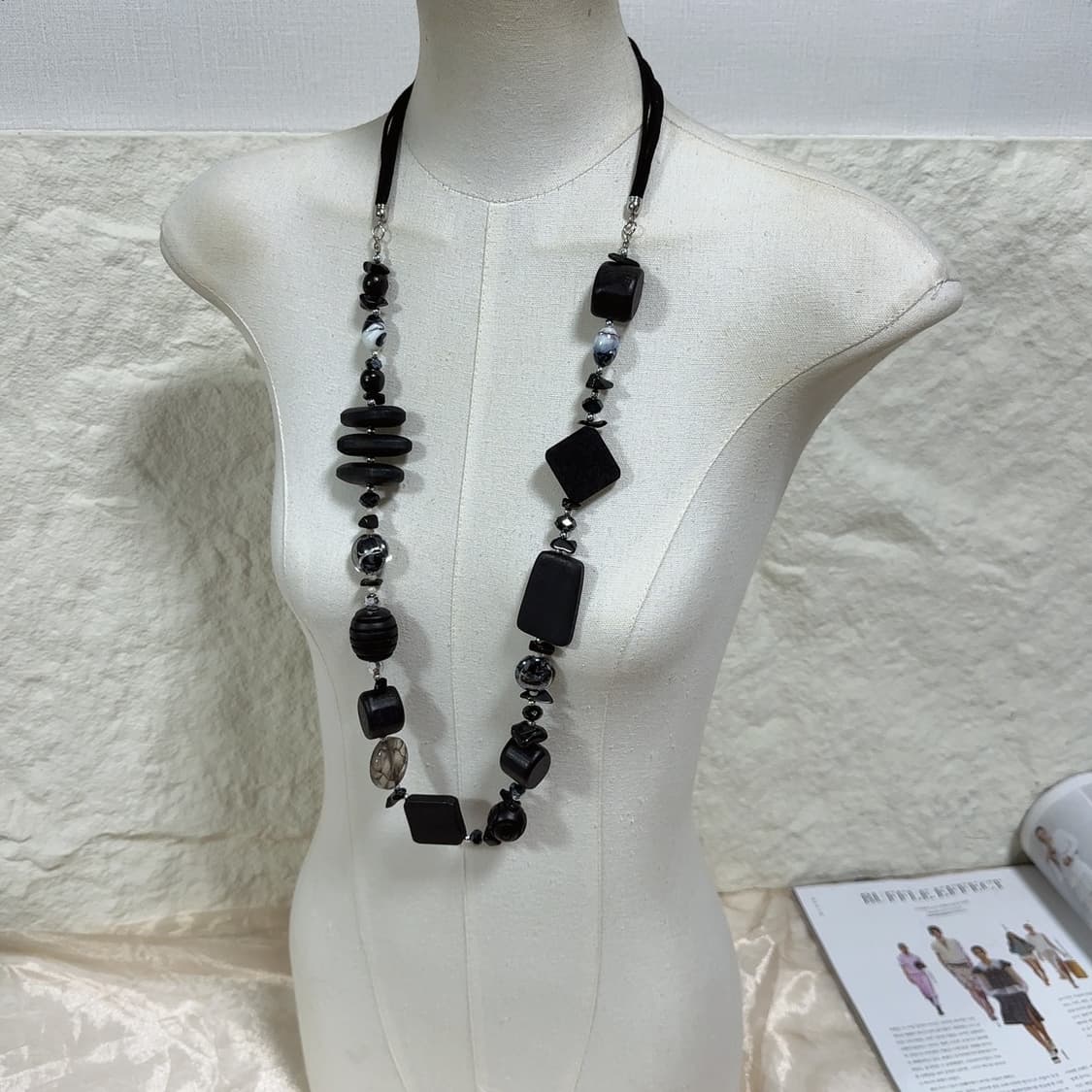 빈티지 고딕 우드 오리엔탈 스웨이드 목걸이 상품이미지1