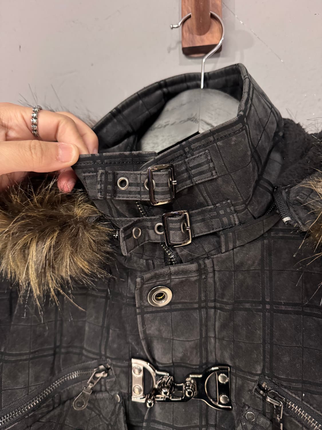 In The Attic 체크 패턴 버클디테일 퍼 후드자켓  상품이미지3