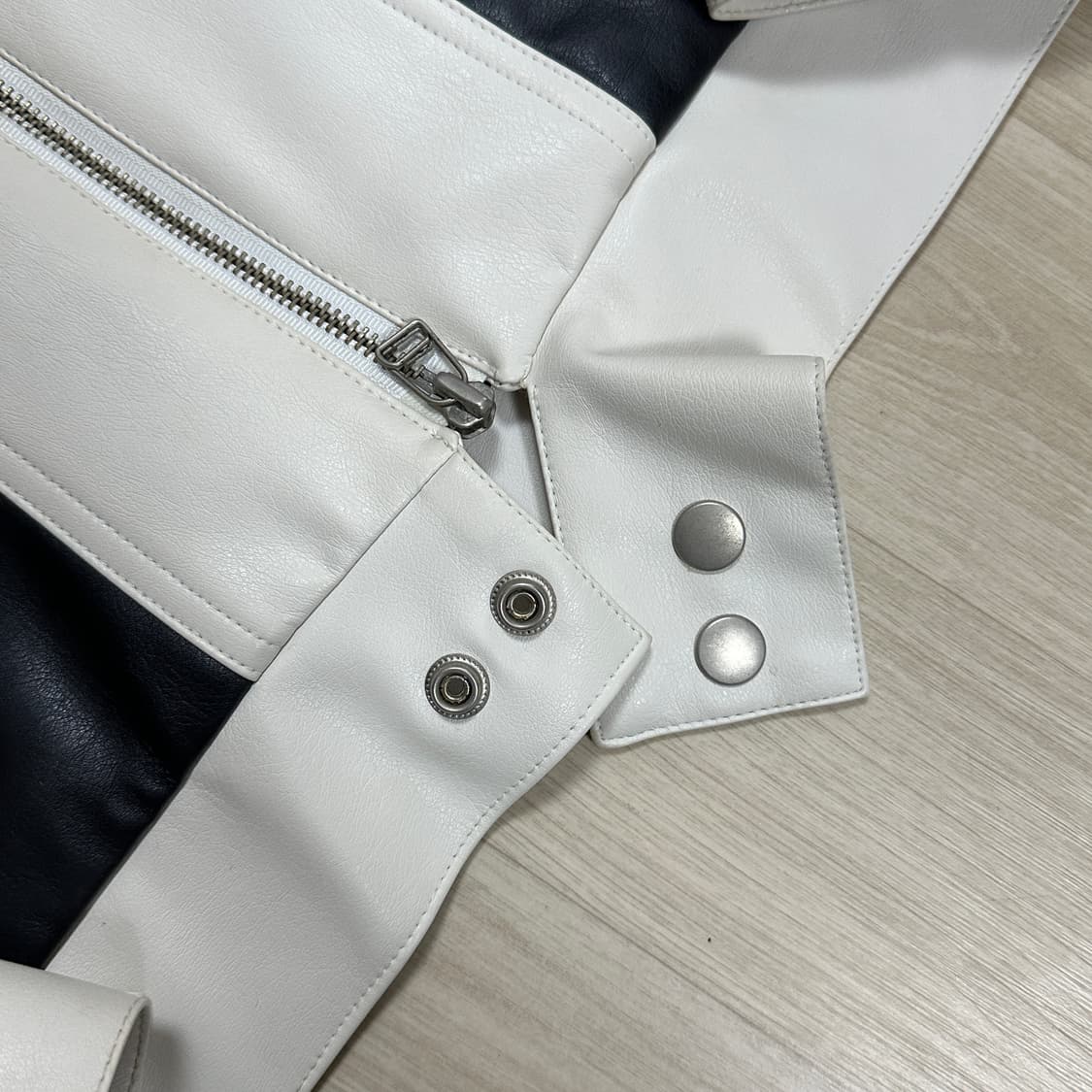 Hender 화이트 블랙 배색 레더 자켓 상품이미지4