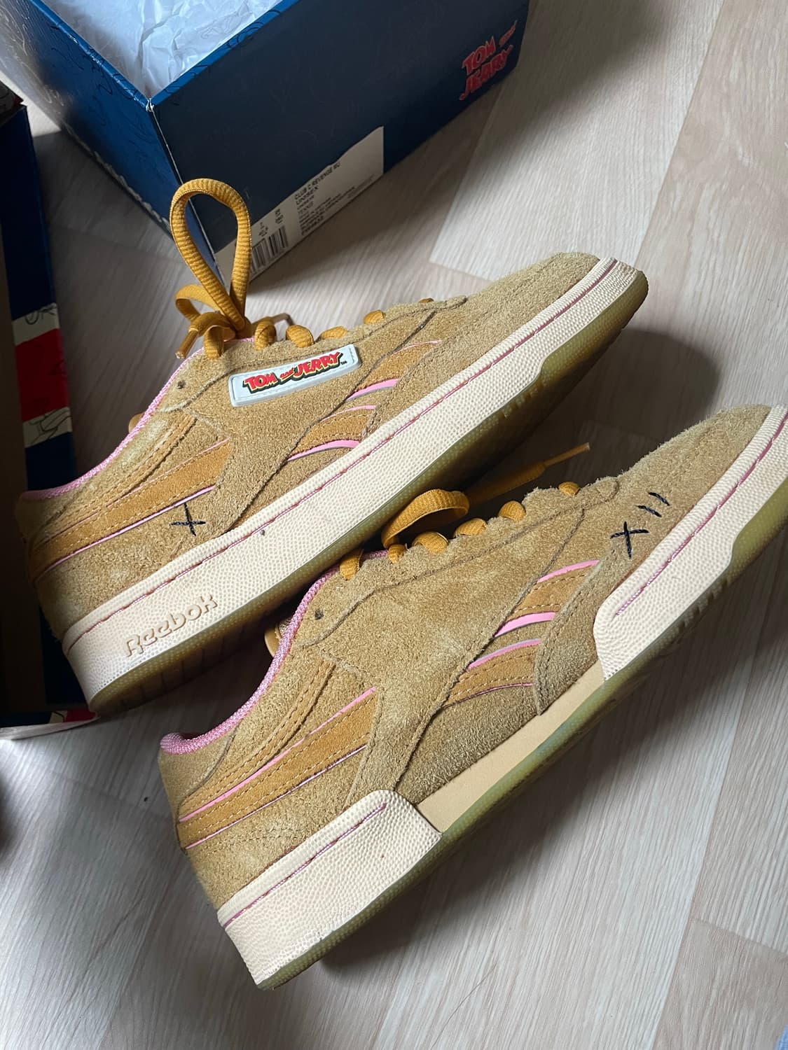 리복 x 톰과 제리 클럽씨 리벤지 로우 제리 260 상품이미지10