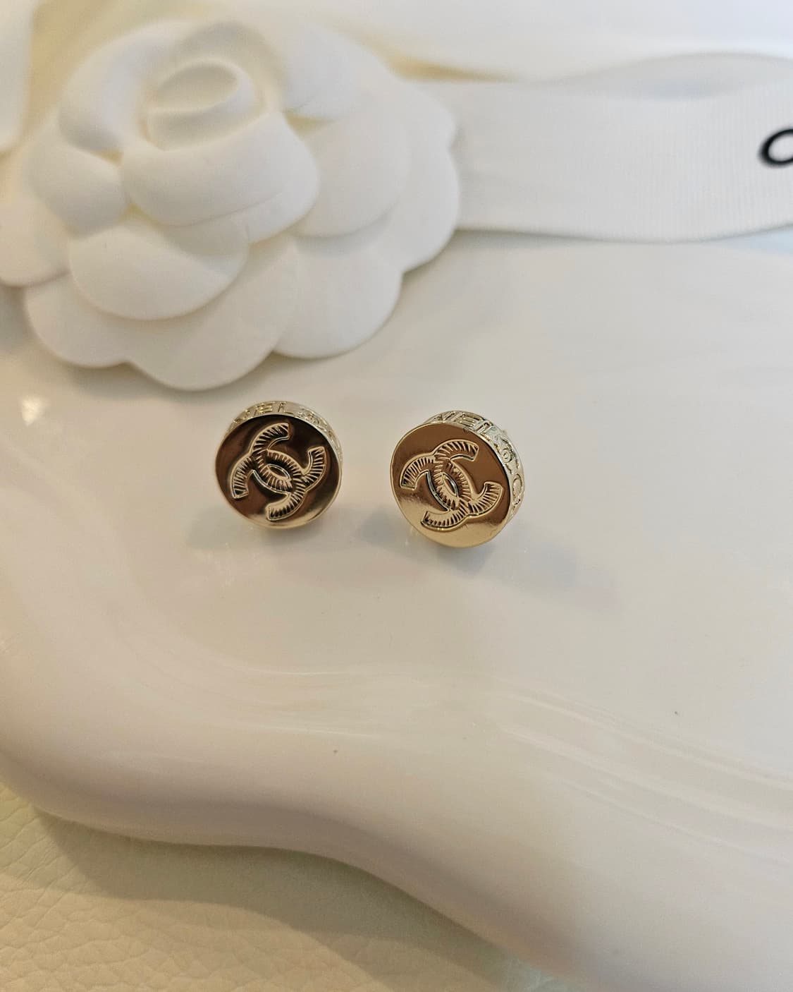 샤넬 코인단추 금장 스터드 귀걸이 업사이클링 상품이미지1