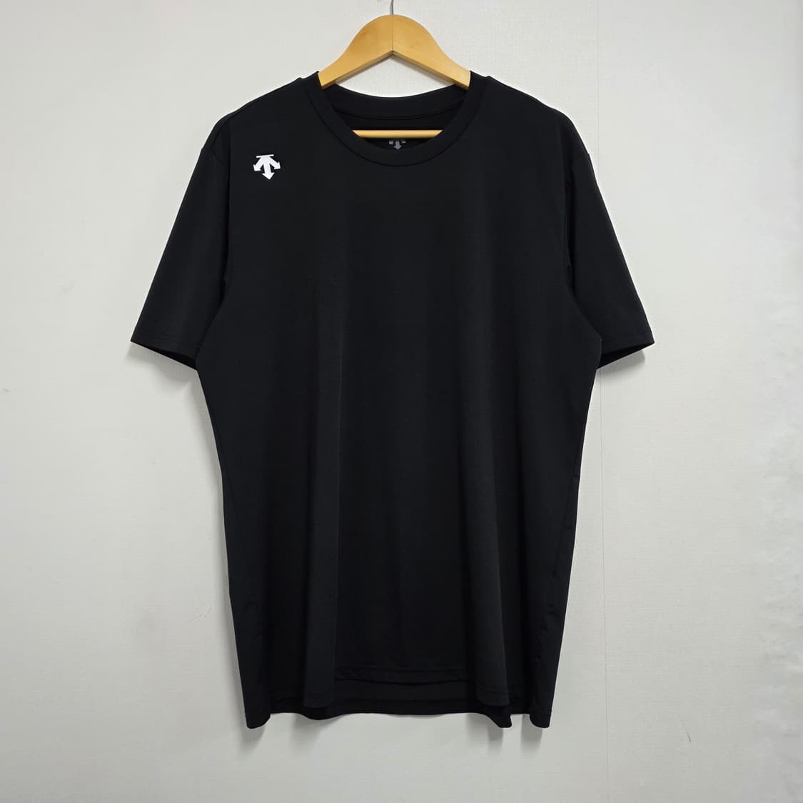 110) 데상트 기능성 반팔티셔츠 블랙 상품이미지1