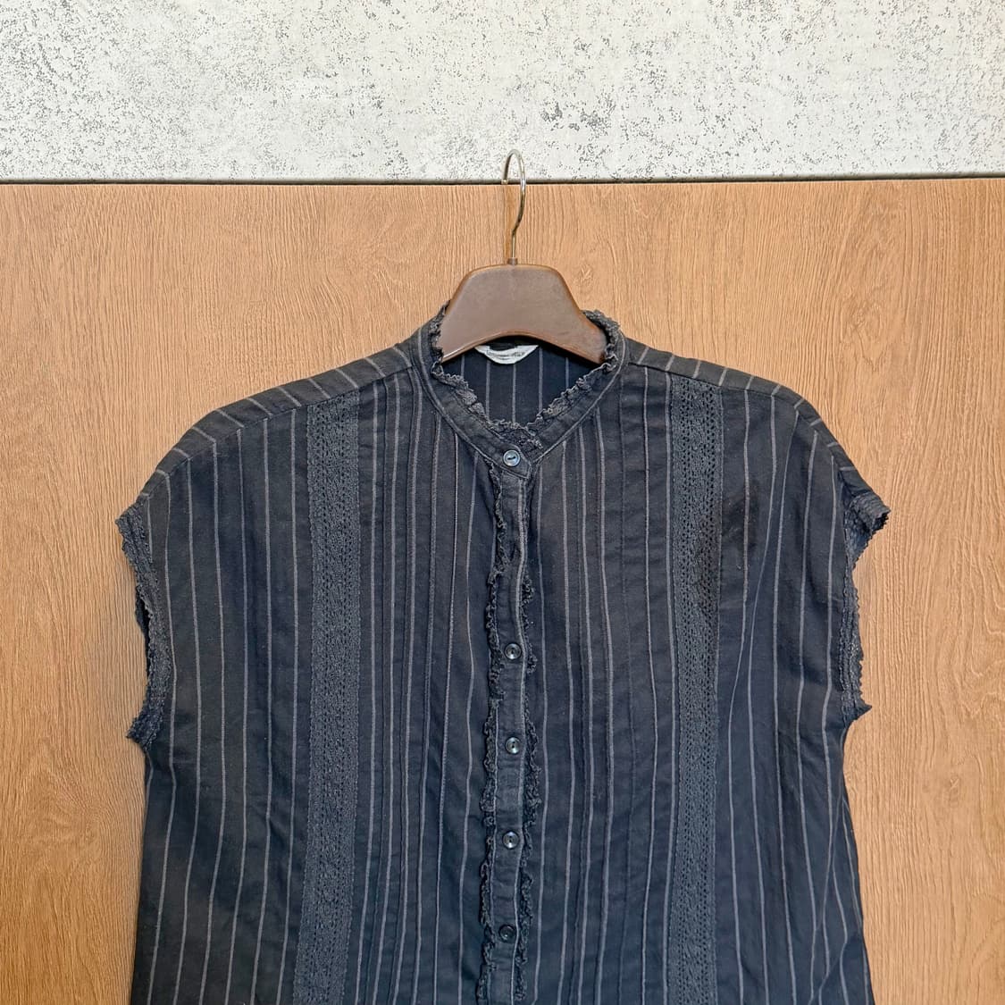 빈티지 슬리브리스 블라우스 스트라이프 패턴 프릴 트리밍 루즈핏 블랙 상품이미지3