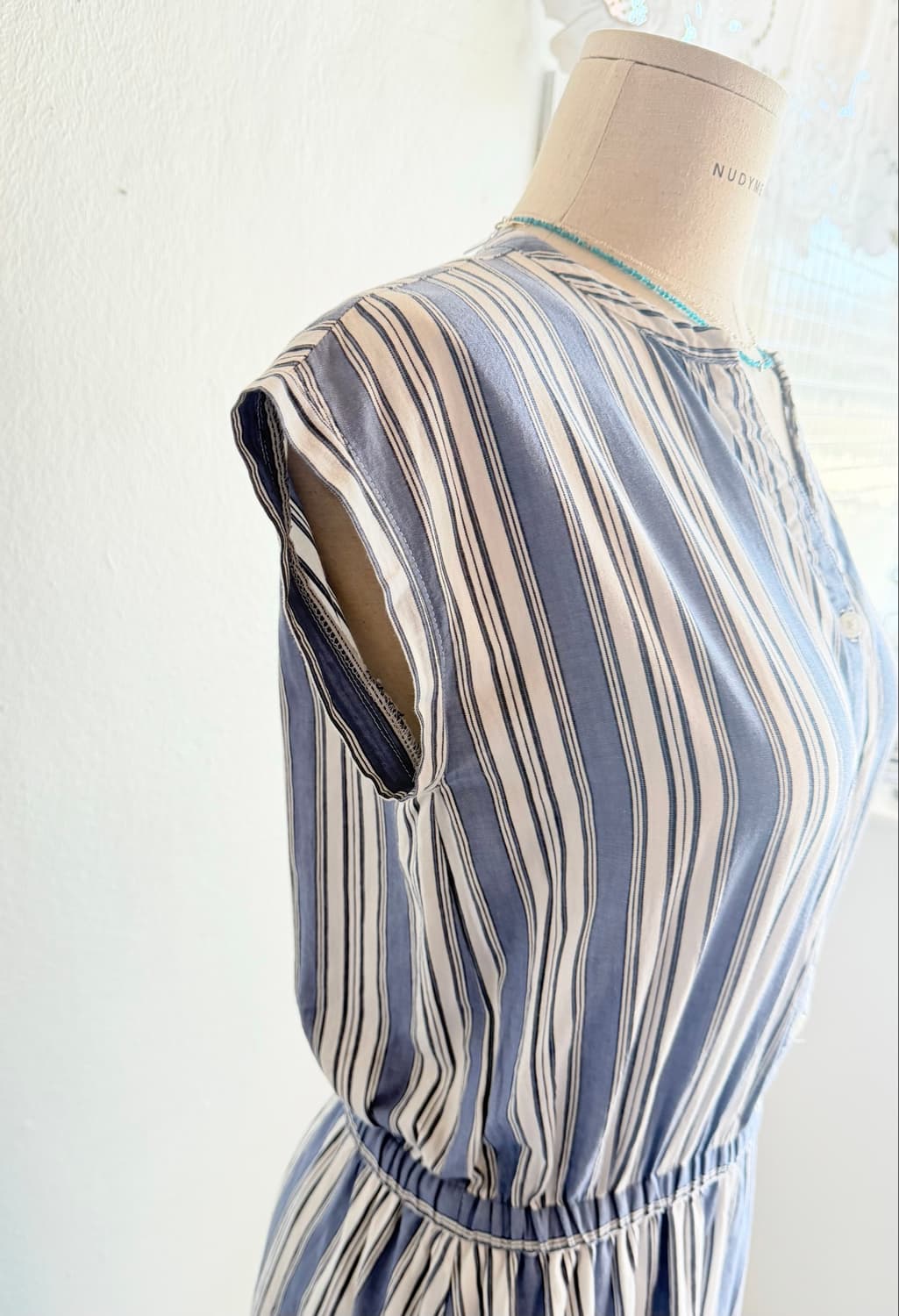 Antiqulothes V넥 블루 스트라이프 슬리브리스 원피스 상품이미지3