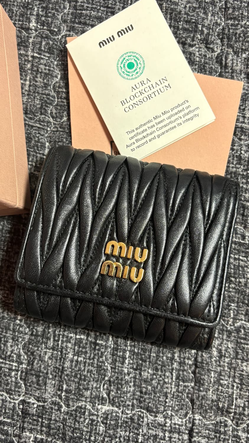 미우미우 스몰 마테라쎄 나파 가죽 지갑 블랙 상품이미지1
