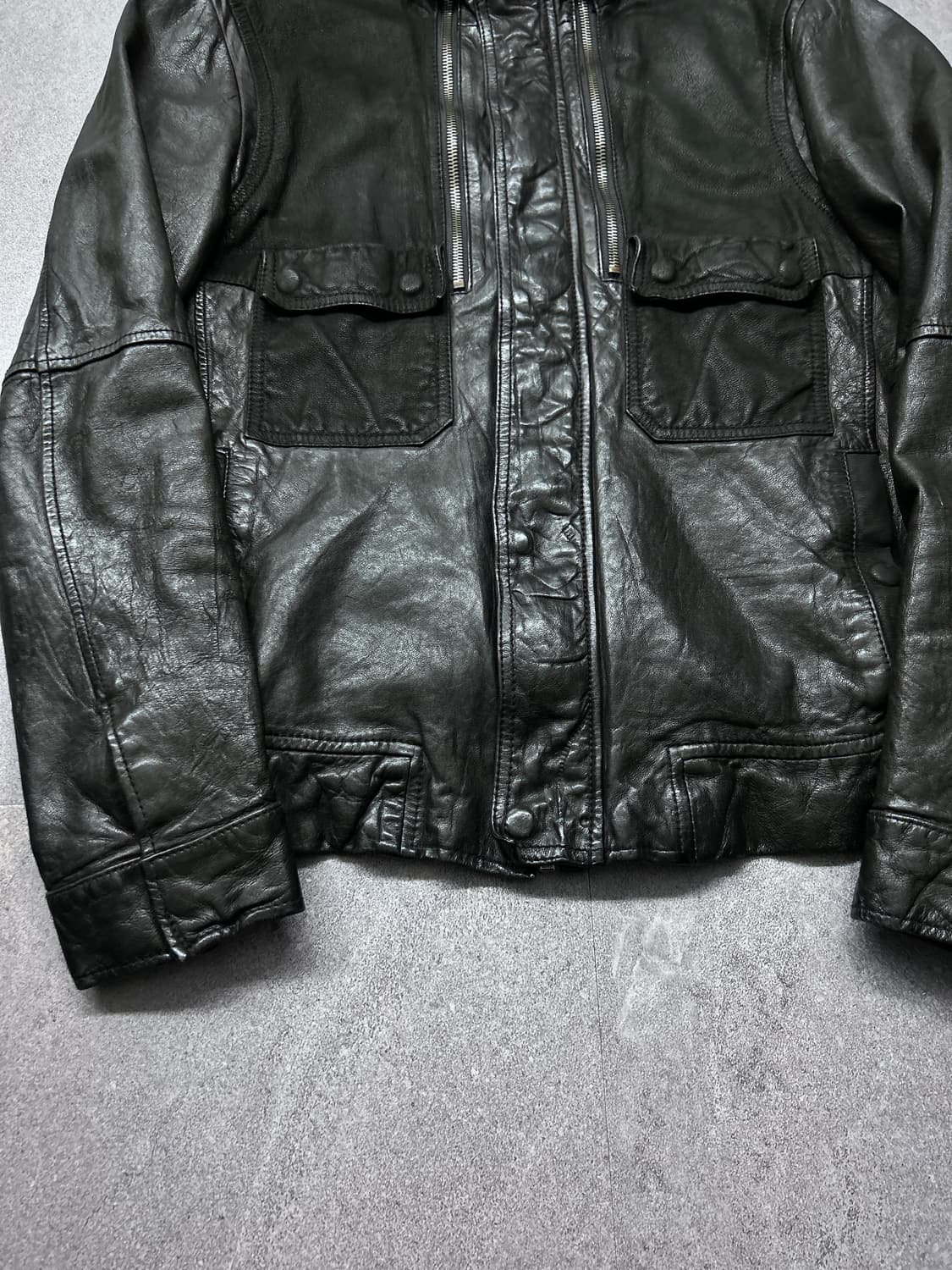 솔리드 옴므 하이브리드 지퍼 넥 레더 자켓 상품이미지5