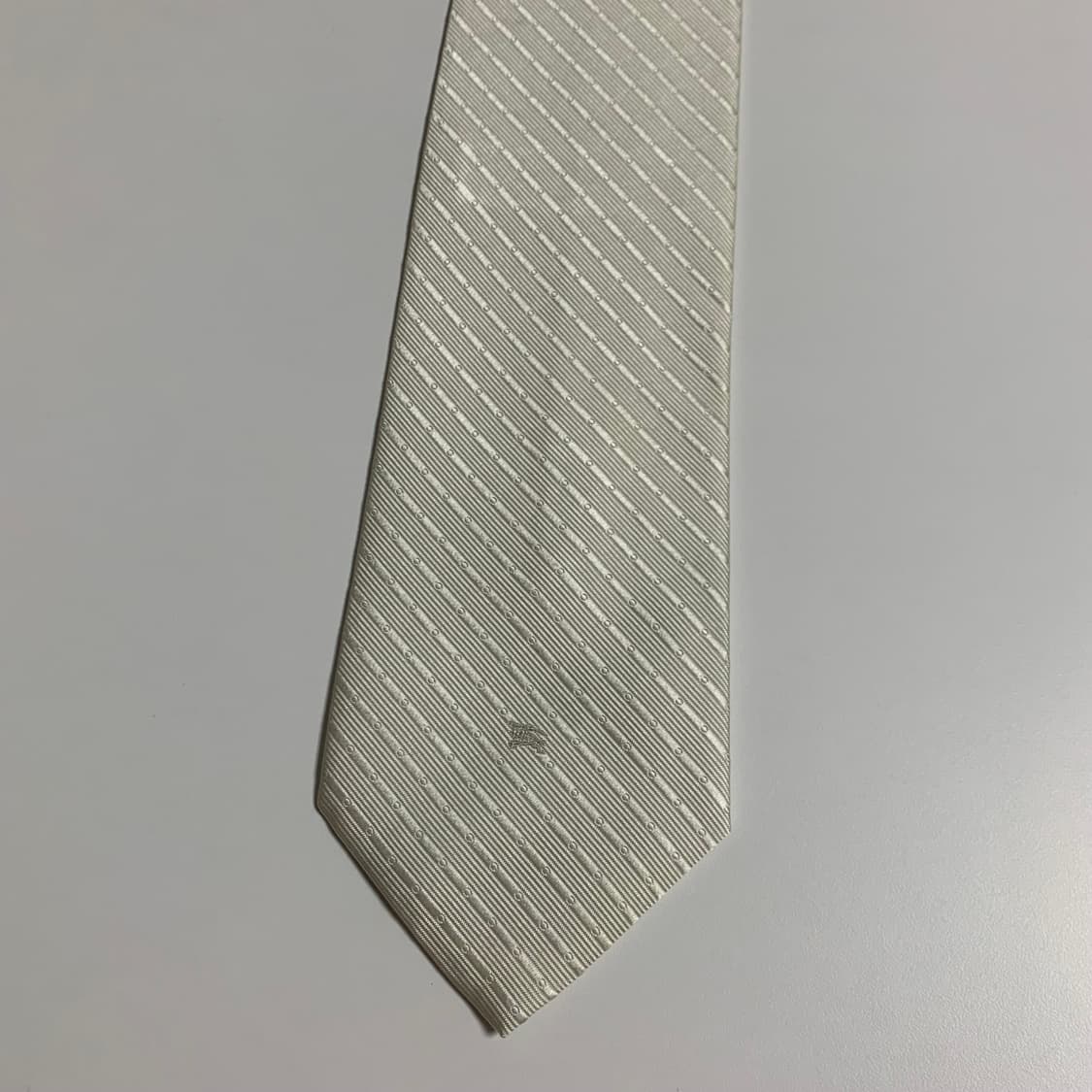 버버리(BURBERRY) 화이트컬러 스트라이프 명품넥타이 심플로고 최상급 상품이미지10