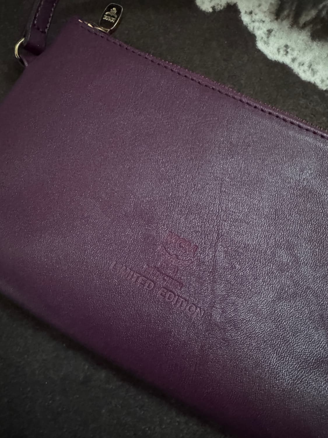 MCM 퍼플 가죽 미니 클러치백 상품이미지2