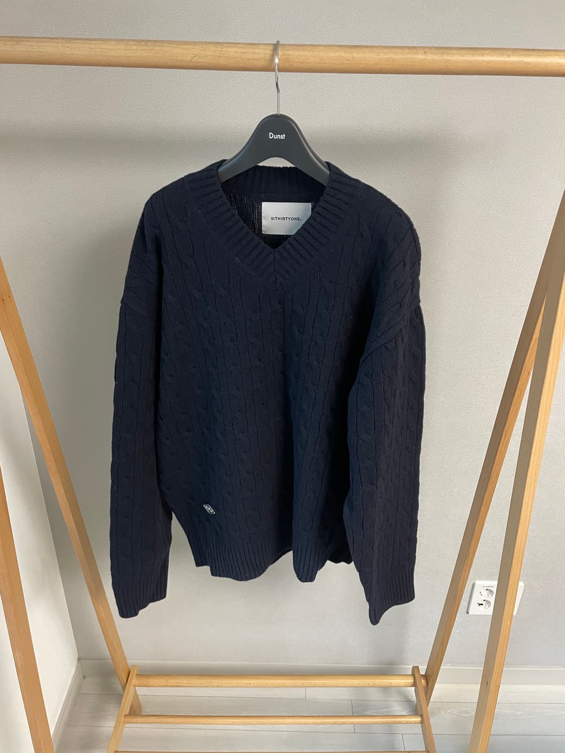 디써티원 브이넥 케이블 니트(네이비) 상품이미지3