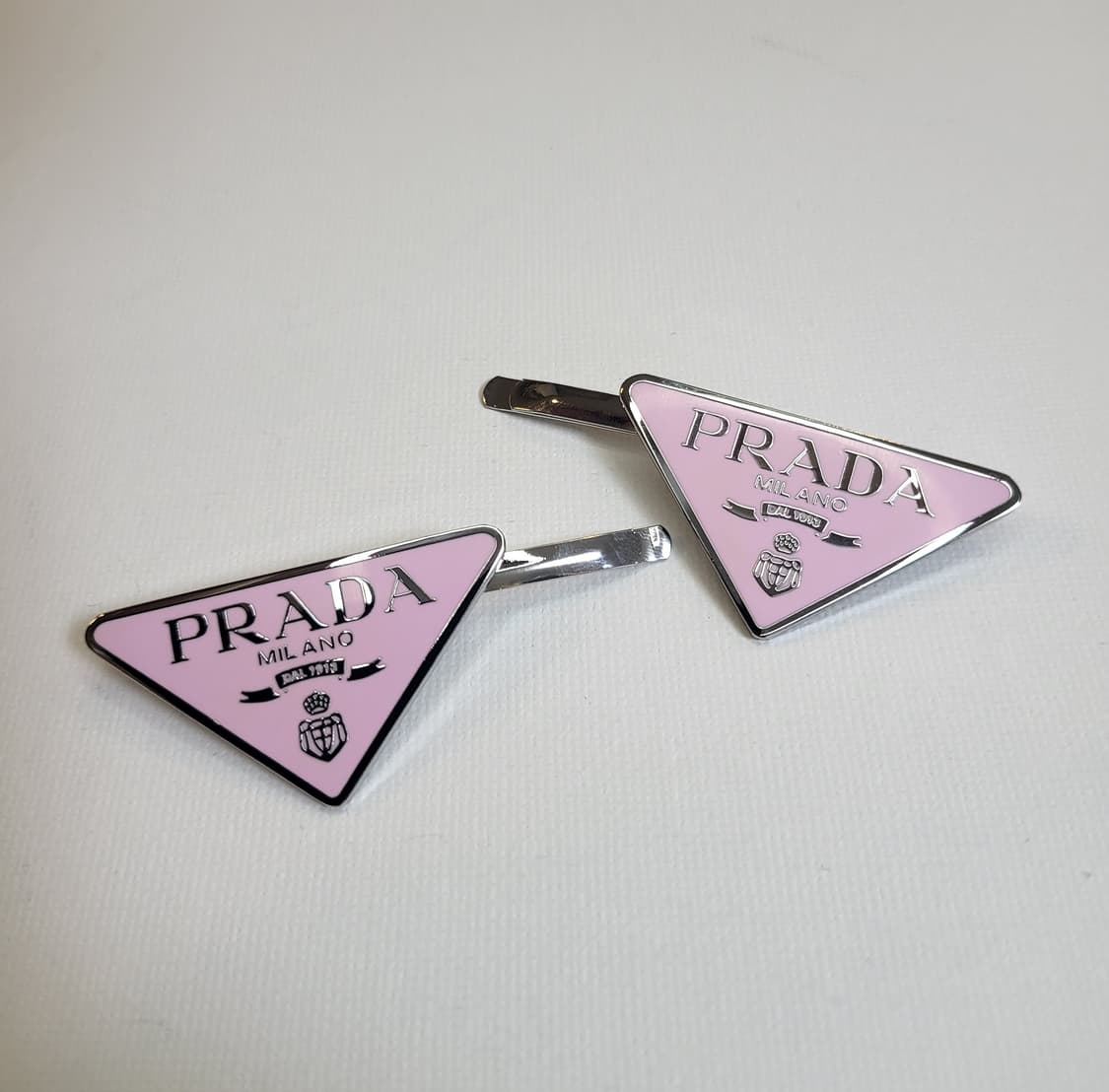 프라다 업사이클링 삼각로고 핑크 헤어핀 상품이미지1