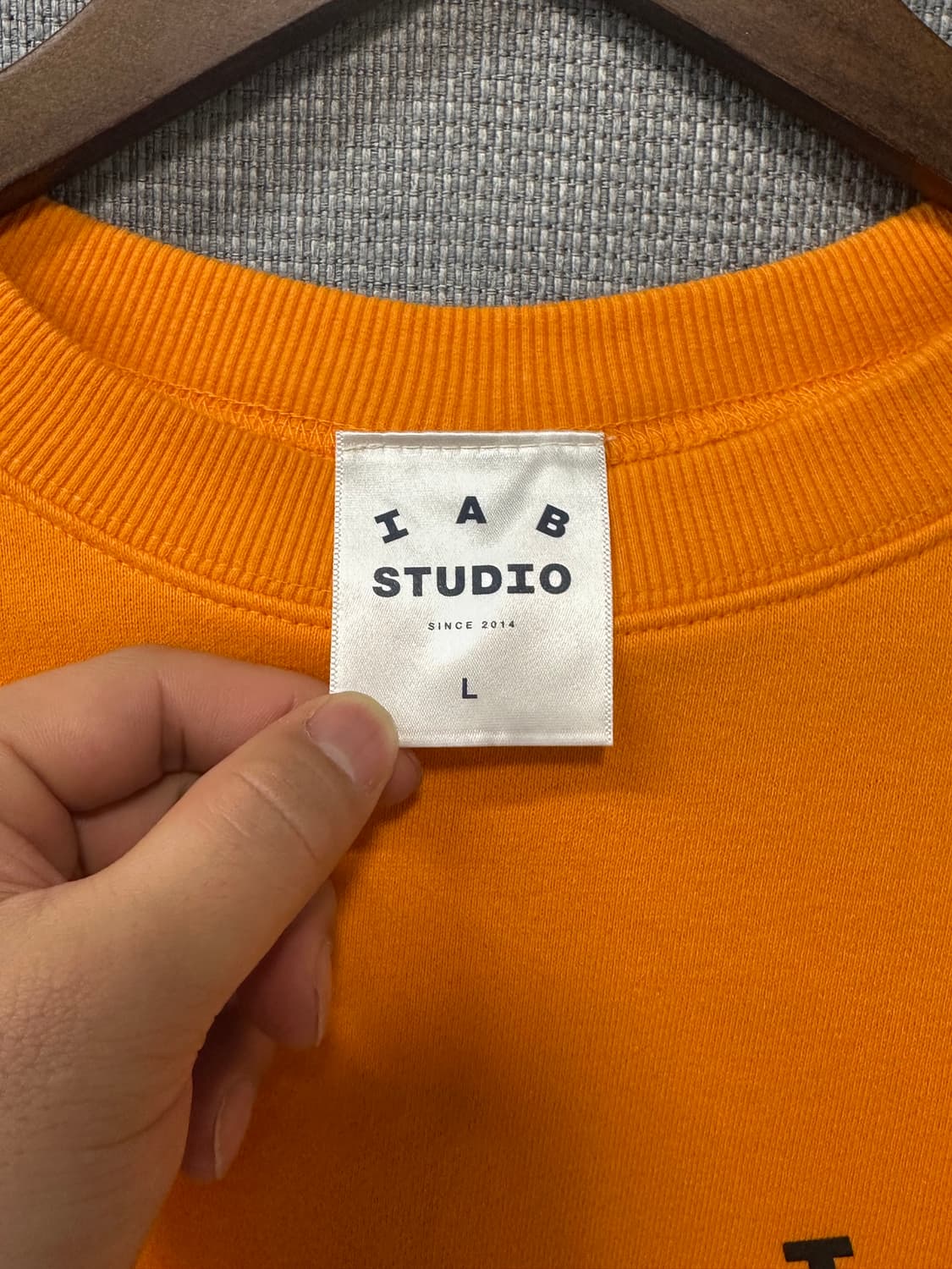 아이앱 스튜디오 x 두산 맨투맨 L 오렌지 상품이미지6