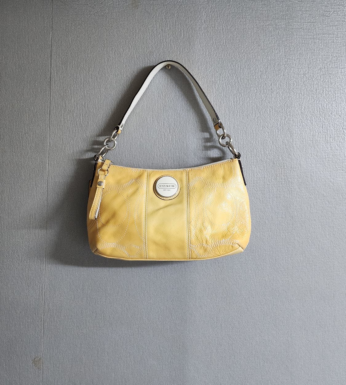 코치 옐로우 시그니처 스티치 숄더백 호보백 상품이미지3