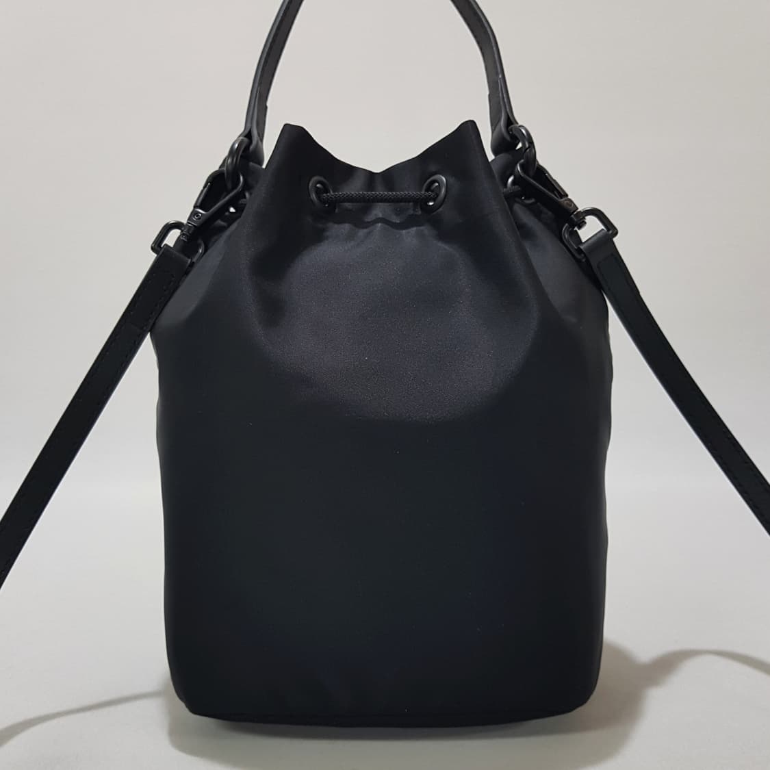 버버리 포이베 파우치 버킷백 블랙  상품이미지5