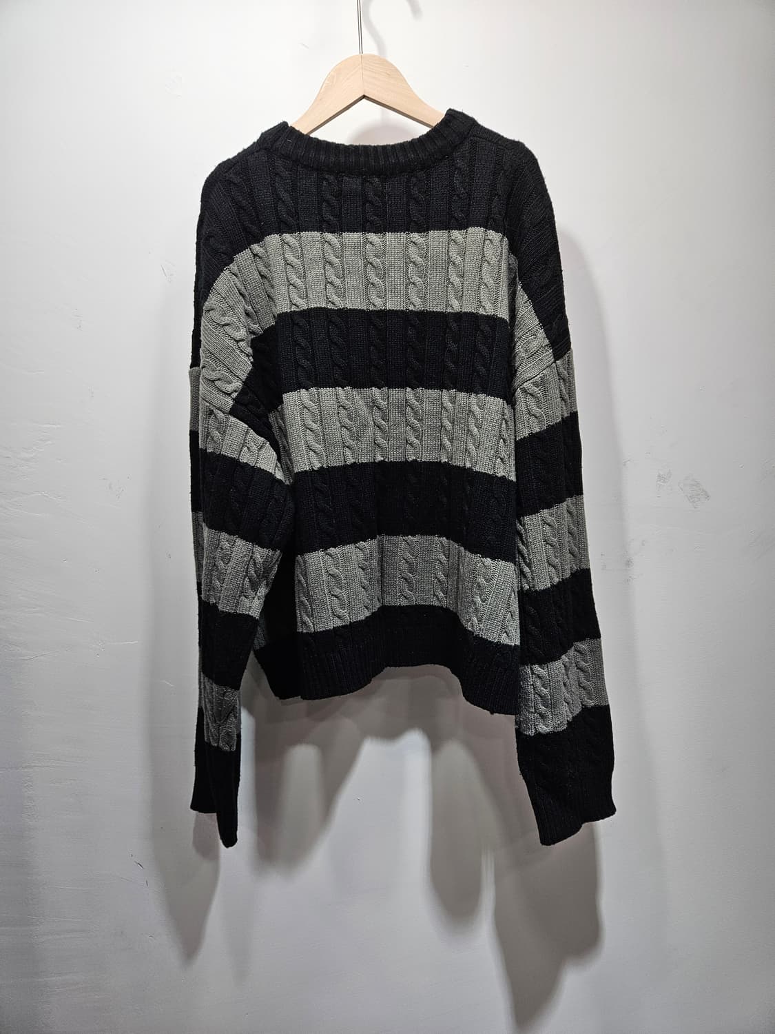 무신사 AOMM 루즈핏 꽈배기 스트라이프 니트 Free 상품이미지9