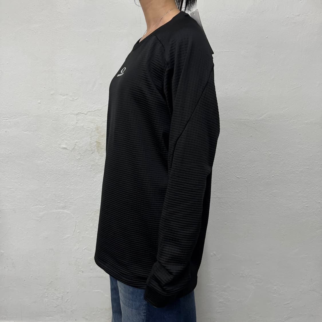 오클리(OAKLEY) 블랙컬러 서클로고 엠보싱 폴리에스터 그리드 롱슬리브 상품이미지2