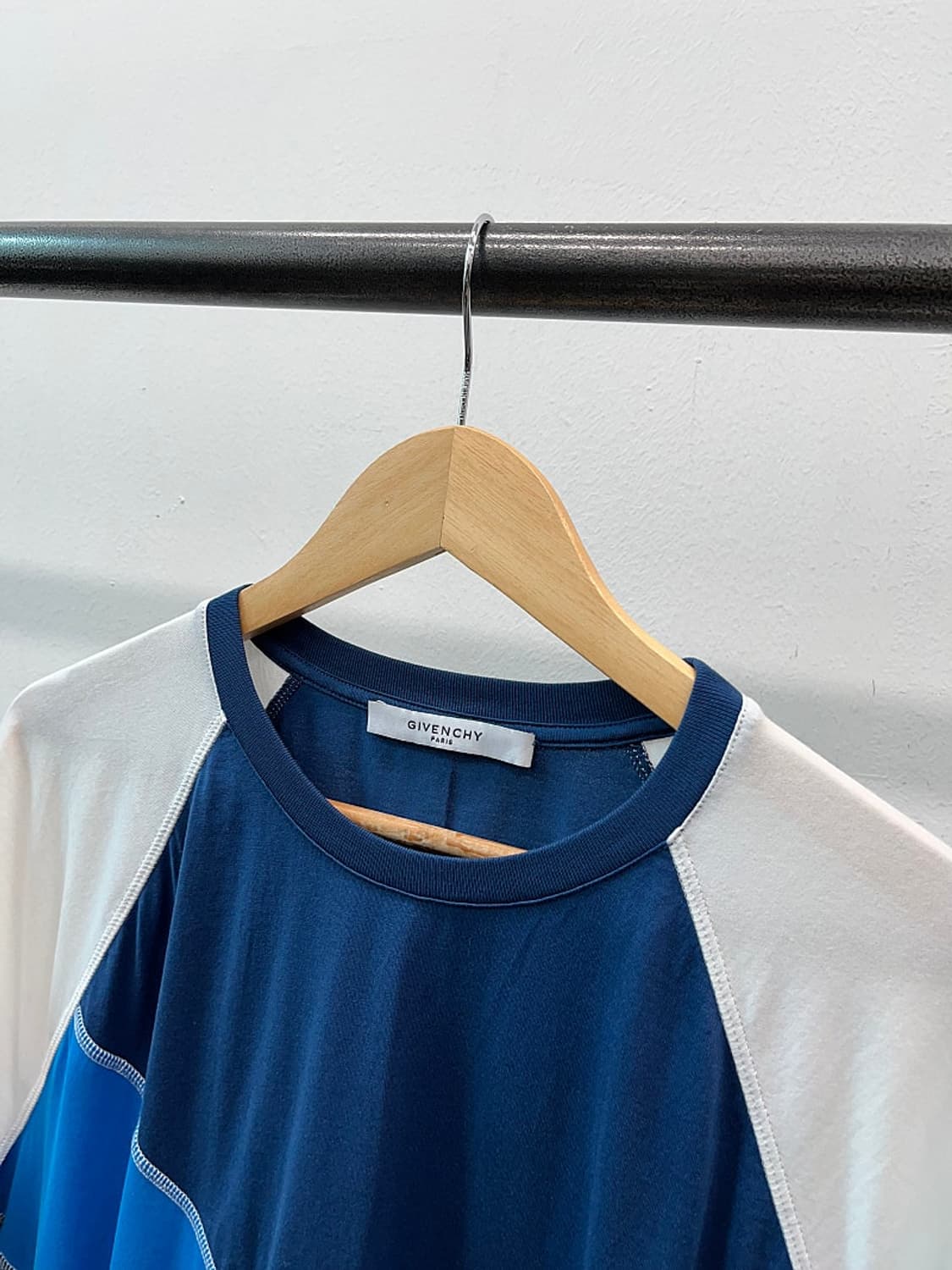 100) 지방시 신형 라운드티  상품이미지3