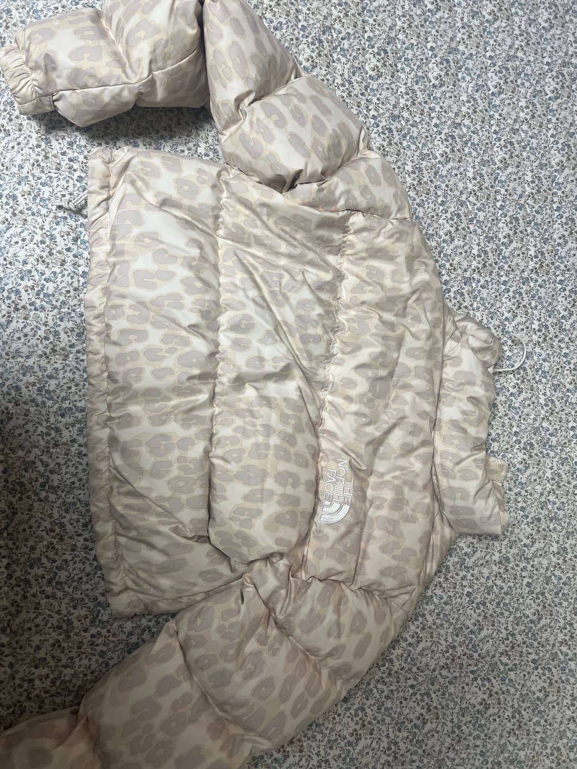 노스페이스 눕시 숏패딩 실버 그레이 레오파드 m사이즈 상품이미지3