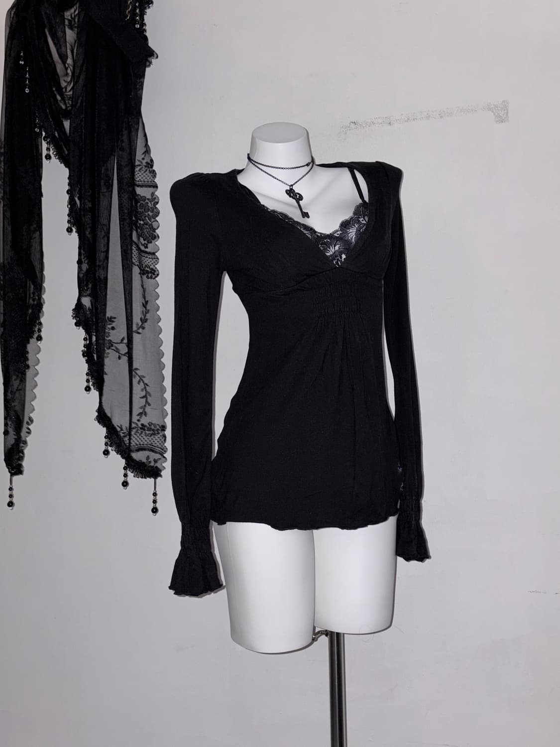 연말룩 추천) 딱붙 블랙 브이넥 탑 고스 고딕 블랙페미닌  상품이미지2