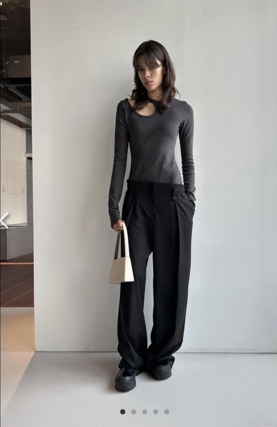 LOW CLASSIC 로우클래식 컷아웃 롱슬리브 티셔츠 그레이 상품이미지2