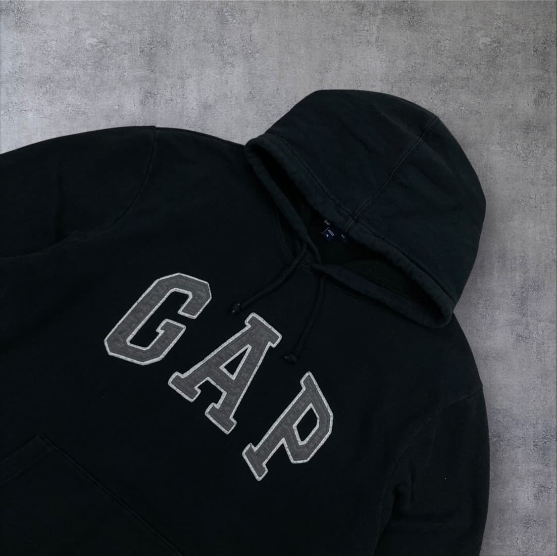 GAP 스펠아웃 빅로고 블랙 후드티 상품이미지2