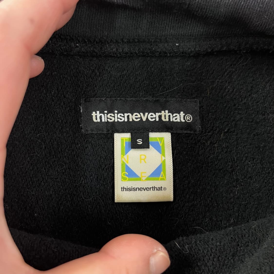 100 디스이즈네버댓 자수로고 카라 맨투맨 상품이미지3