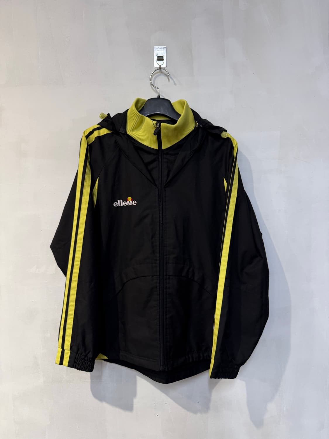 ellesse 블랙 바람막이 상품이미지1