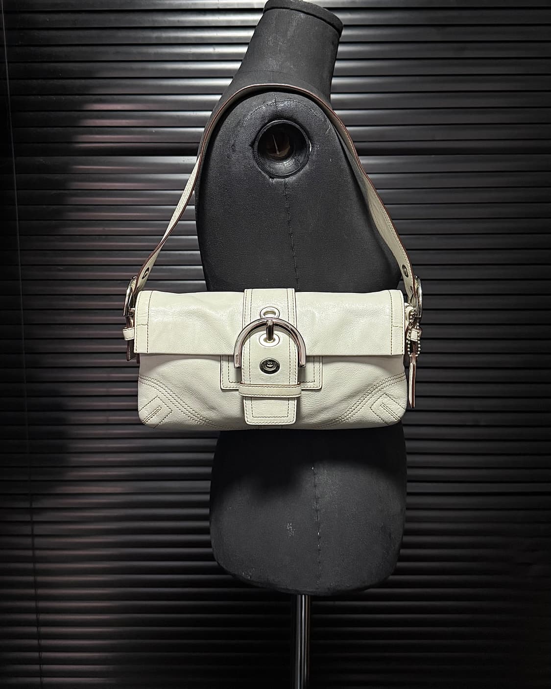 코치 버클 화이트 아이보리 가죽 바게트백 숄더백 토드백 사첼백 호보백  상품이미지1