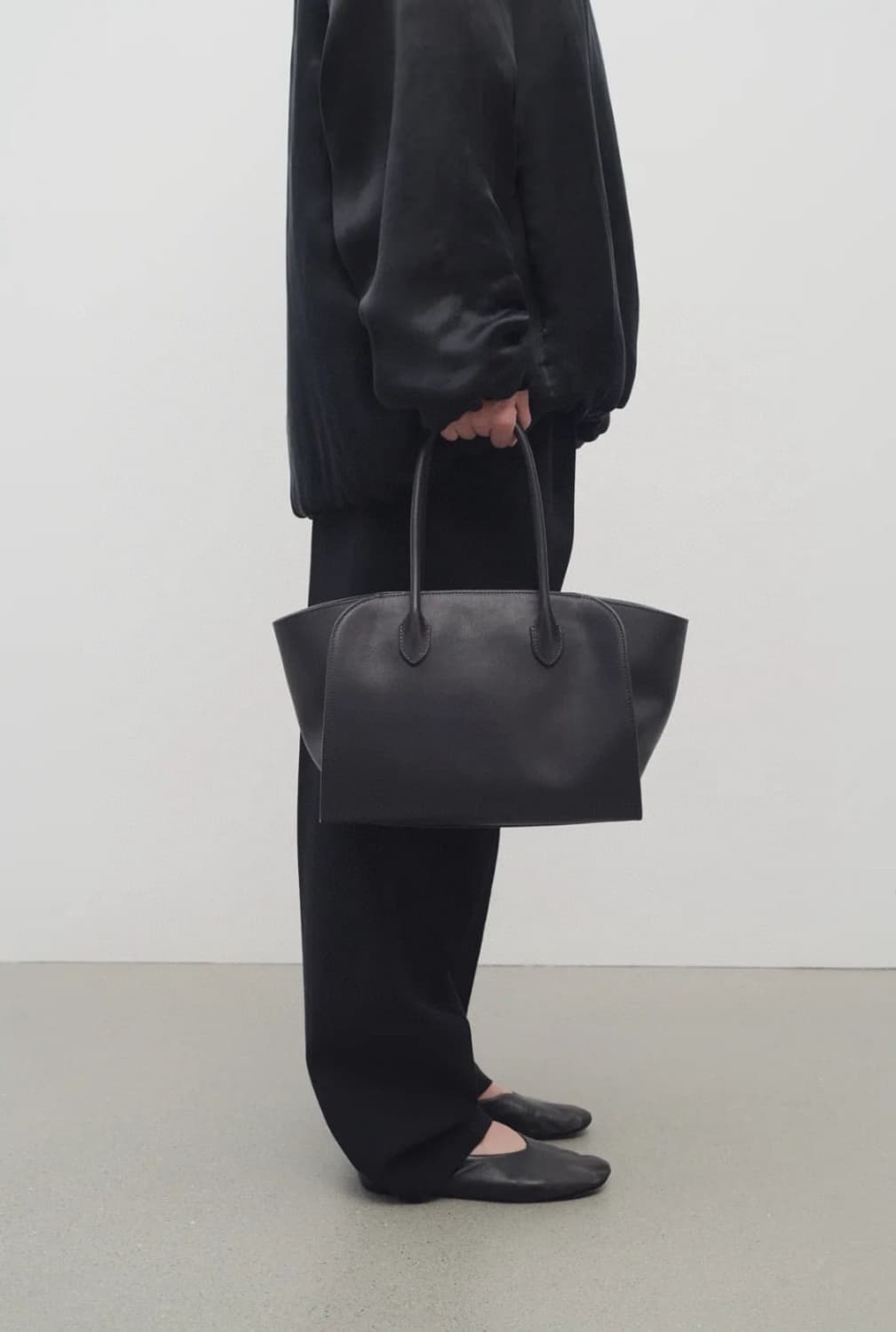 The row 더로우 말로백 12 새들 블랙 상품이미지1