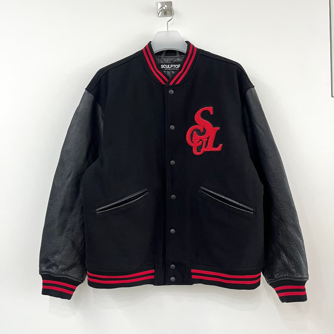 스컬프터 SCULPTOR 울 모노그램 블랙 바시티 자켓 상품이미지2