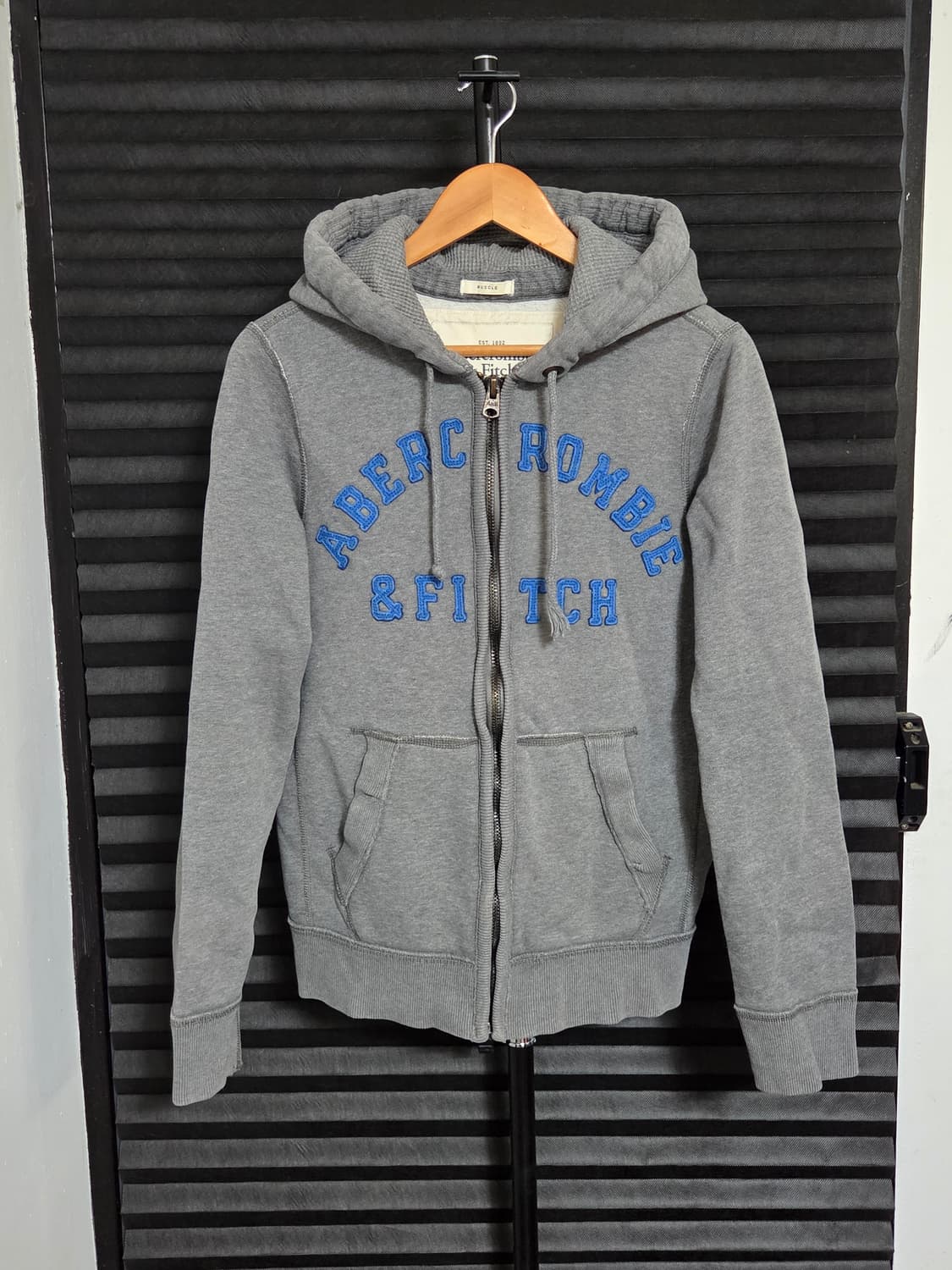 [아베크롬비 앤 피치] 머슬 핏 아플리케 후드집업 | 00125 상품이미지1