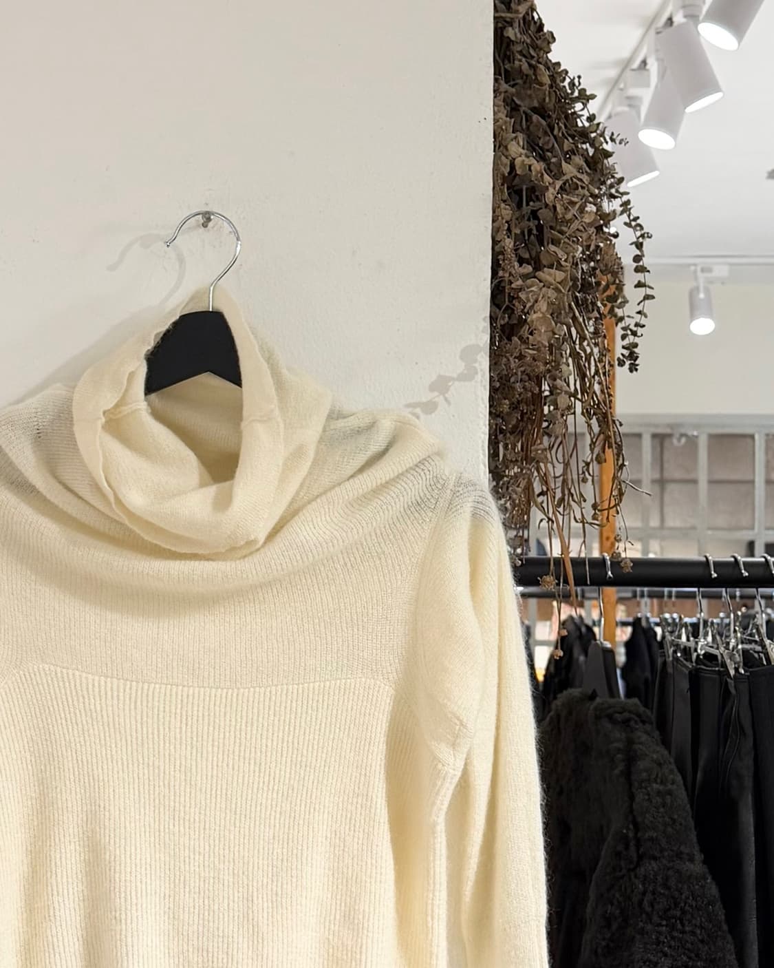 자크뮈스 아이보리 모헤어 백 컷아웃 니트  상품이미지3