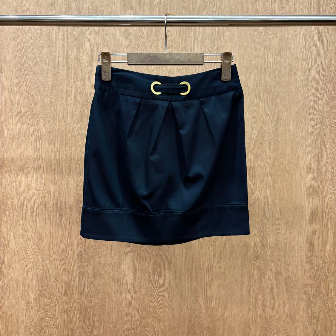 아르마니 익스체인지 미니 스커트 골드 아일렛 턱 밑단 절개 디테일 네이비 상품이미지3