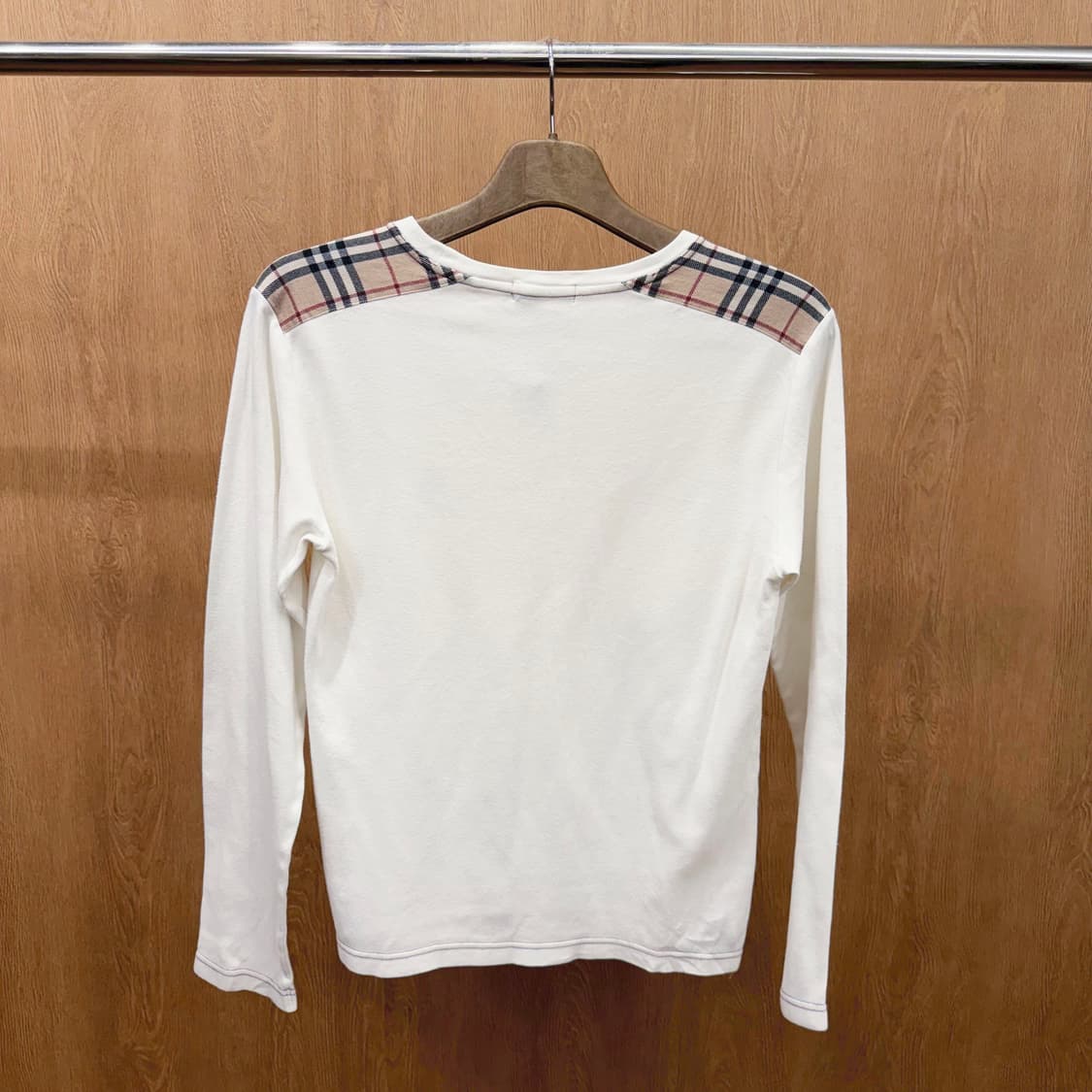 버버리 블랙 라벨 라운드넥 티셔츠 로고 자수 체크 배색 디테일 아이보리 상품이미지3