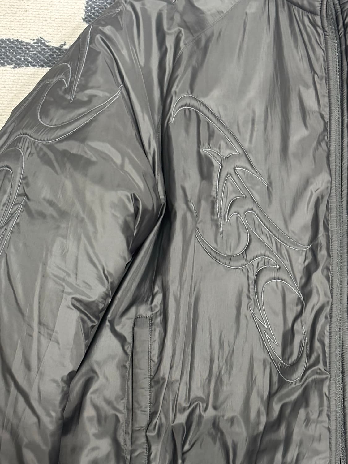 아조바이아조 트라이벌 패딩 차콜 L 상품이미지3