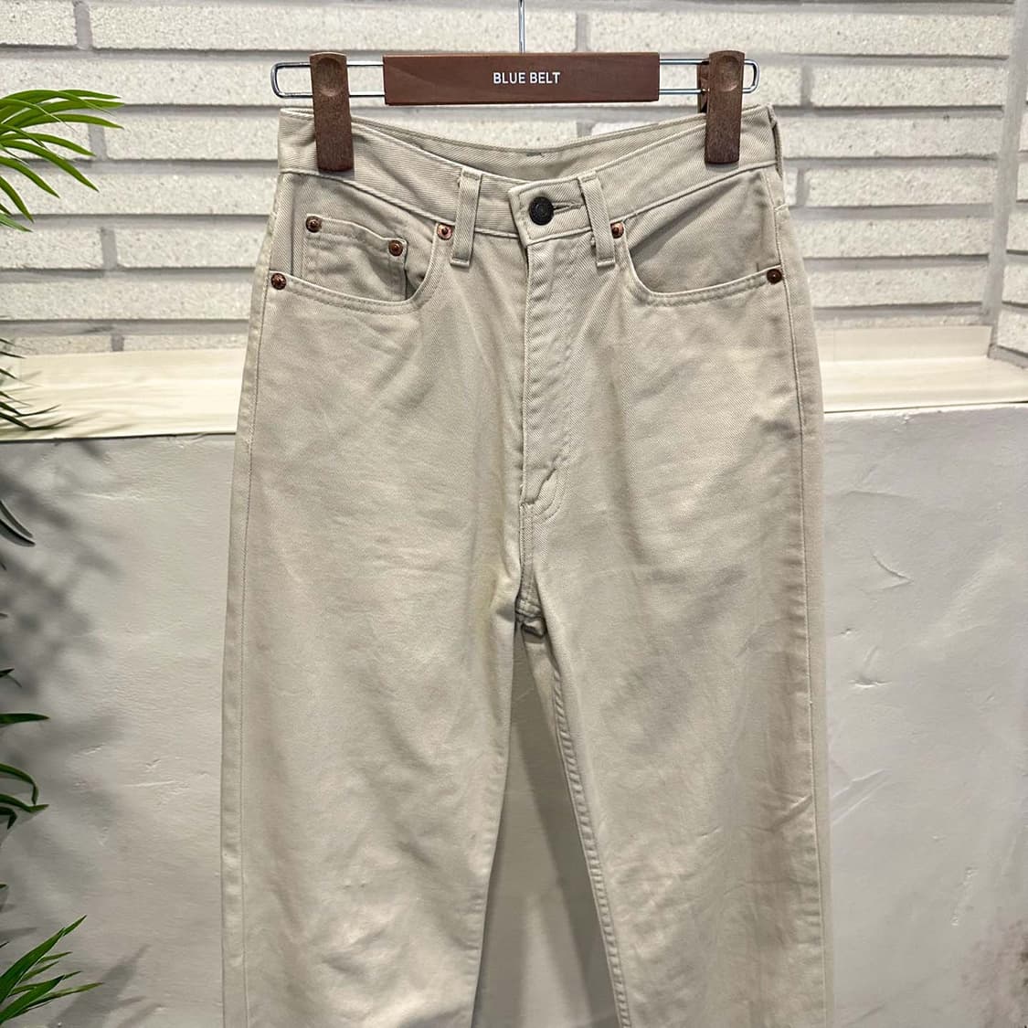 리바이스 코튼 팬츠 레귤러 스트레이트 핏 백 패치 로고 디테일 아이보리 상품이미지4