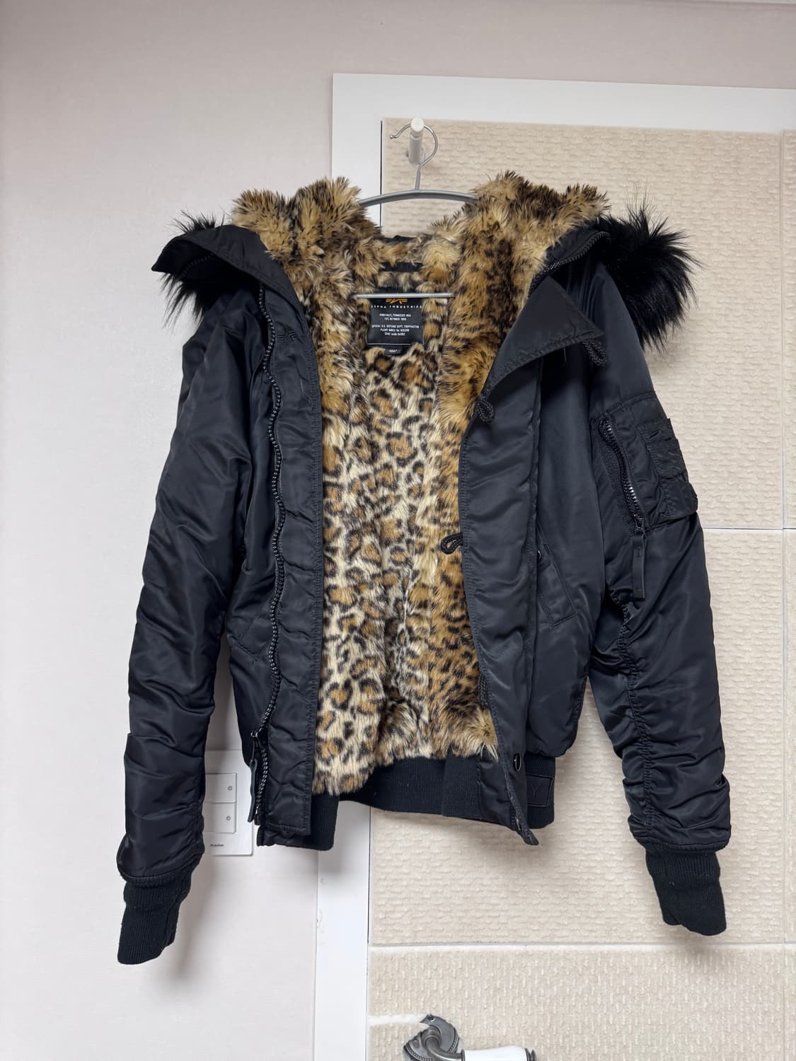 스투시 x 알파 인더스트리 N-2B 숏 웨이스트 파카 블랙 상품이미지1