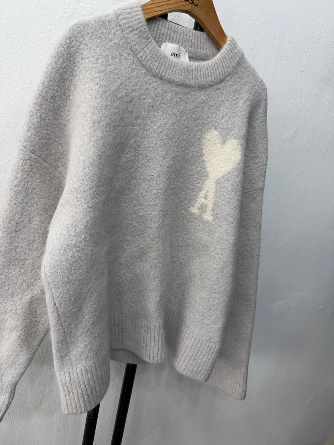 매장판정품) AMI 아미 24ss 하트 로고 여성니트 L 상품이미지2