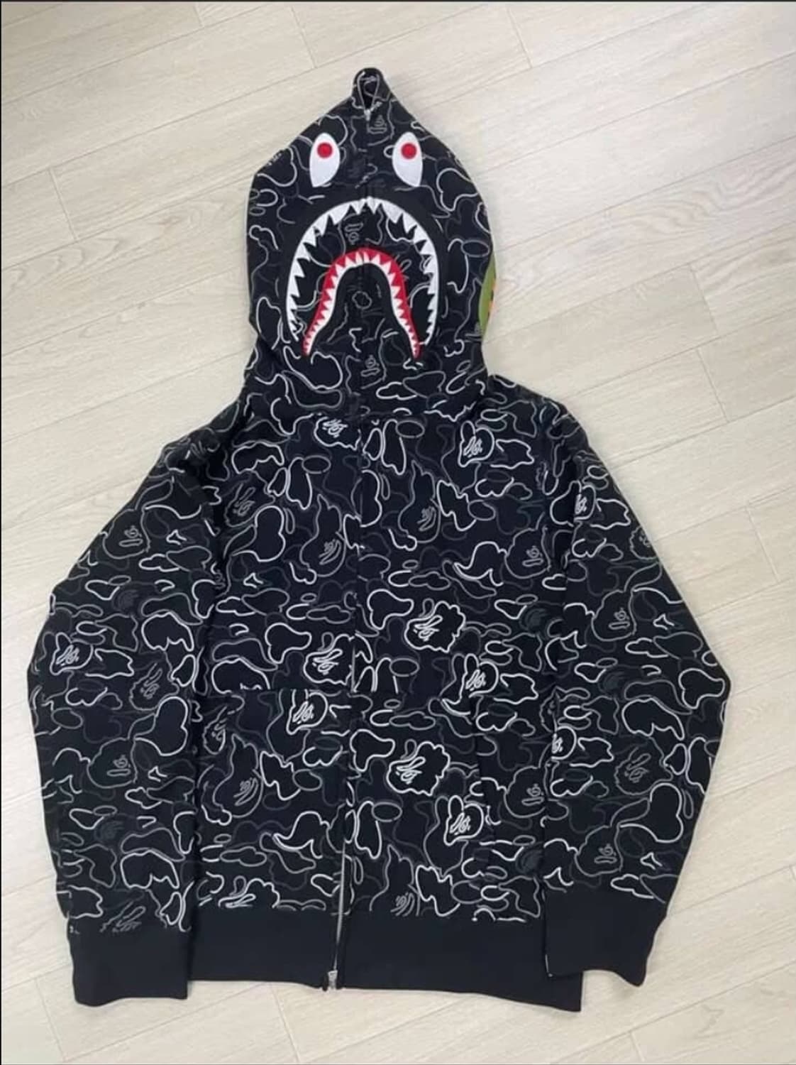 베이프 네온 샤크 카모 후드 집업 상품이미지1