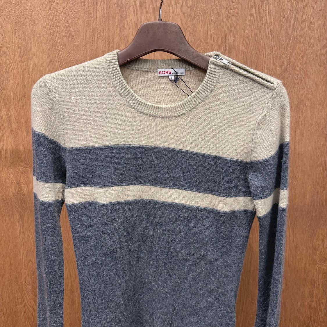 마이클코어스 라운드넥 니트 슬리브 숄더 지퍼 디테일 아이보리 그레이 상품이미지4