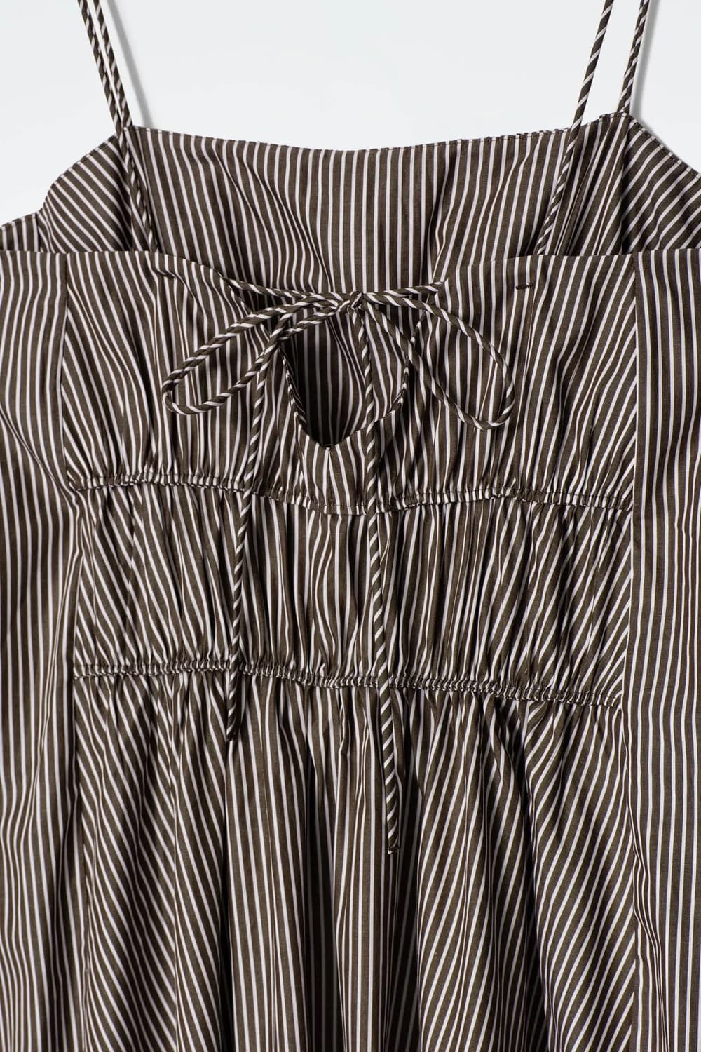 COS 개더드 웨이스트 미디 원피스 - 스트라이프 브라운 상품이미지3