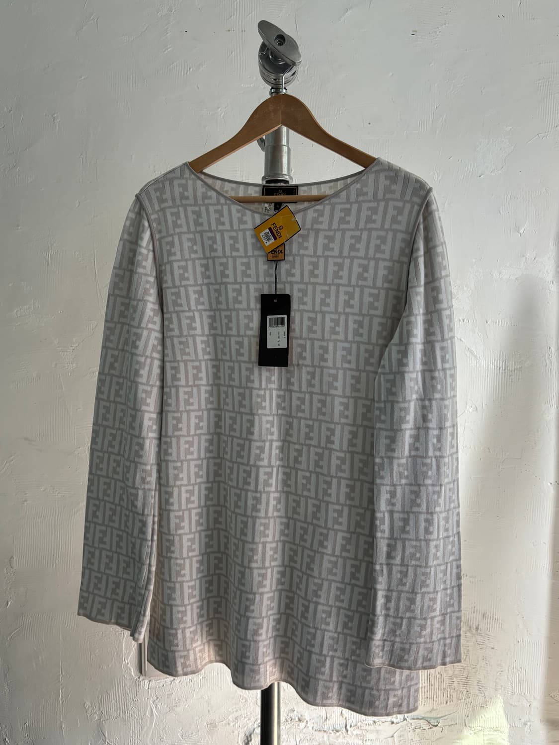 (새상품)Fendi 펜디 그레이 FF 모노그램 로고 슬리브 니트 상품이미지1