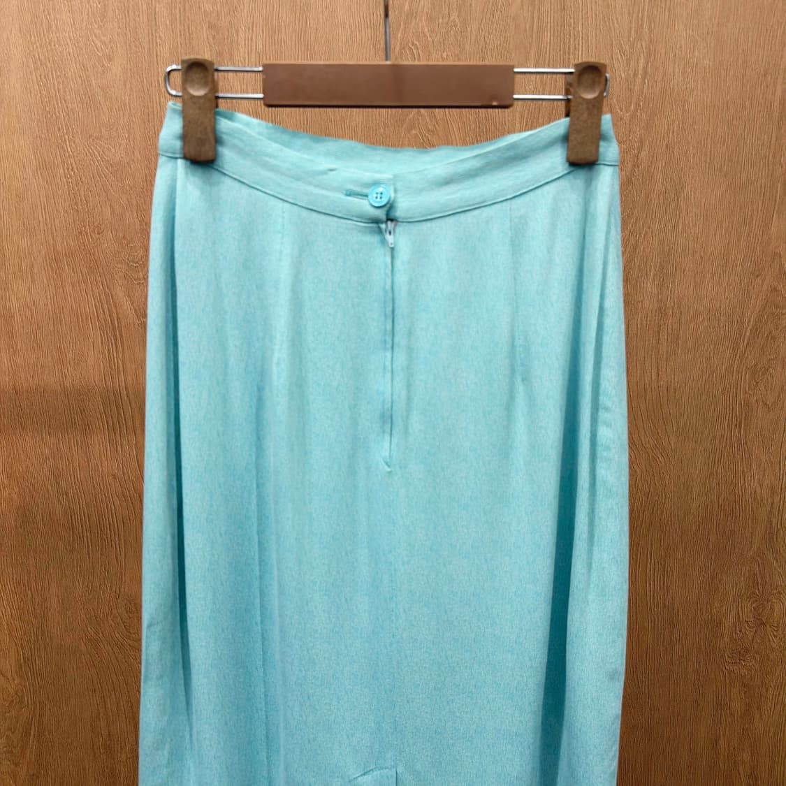 미쏘니 미디 스커트 프론트 슬릿 디테일 H라인 라이트 블루 상품이미지4