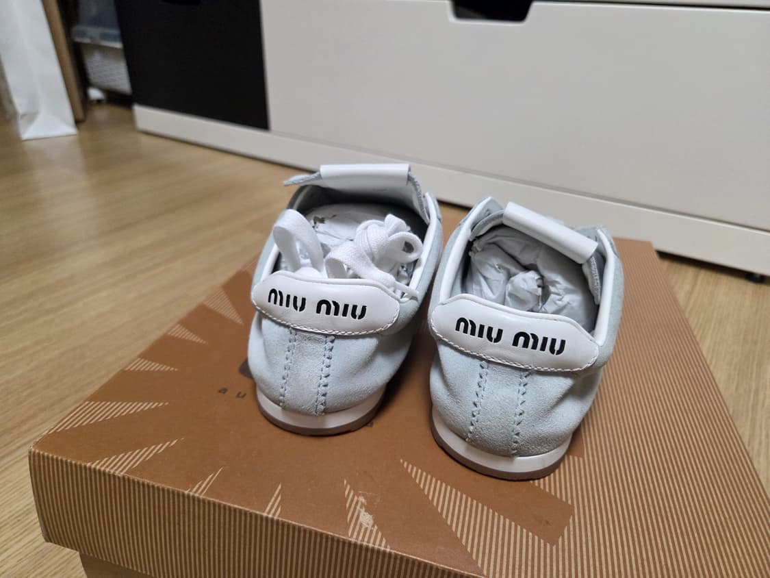 미우미우 Miu Miu 플룸 스웨이드 가죽 스니커즈 상품이미지5
