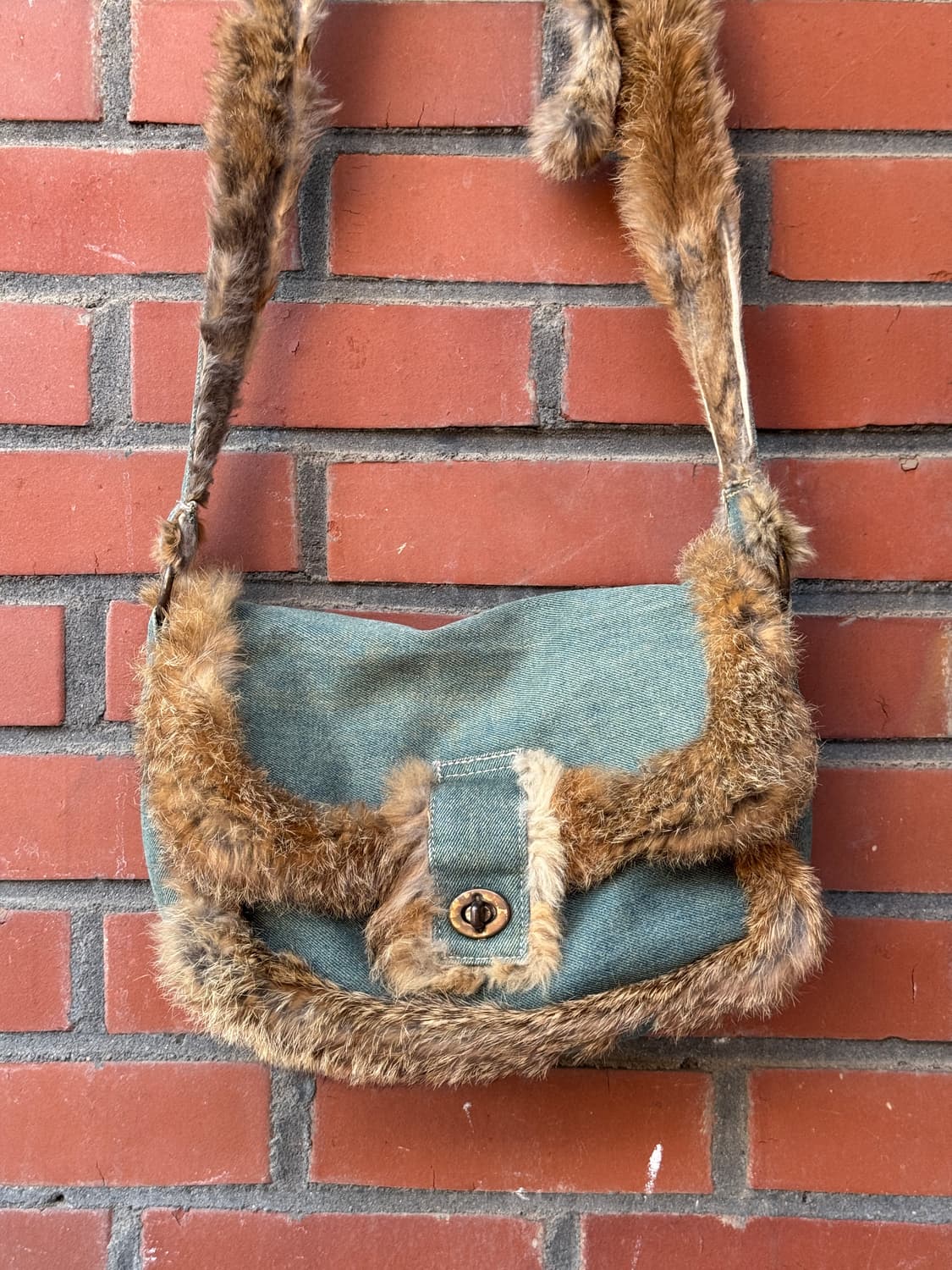 데님 퍼 트리밍 레이어드 크로스백 상품이미지1