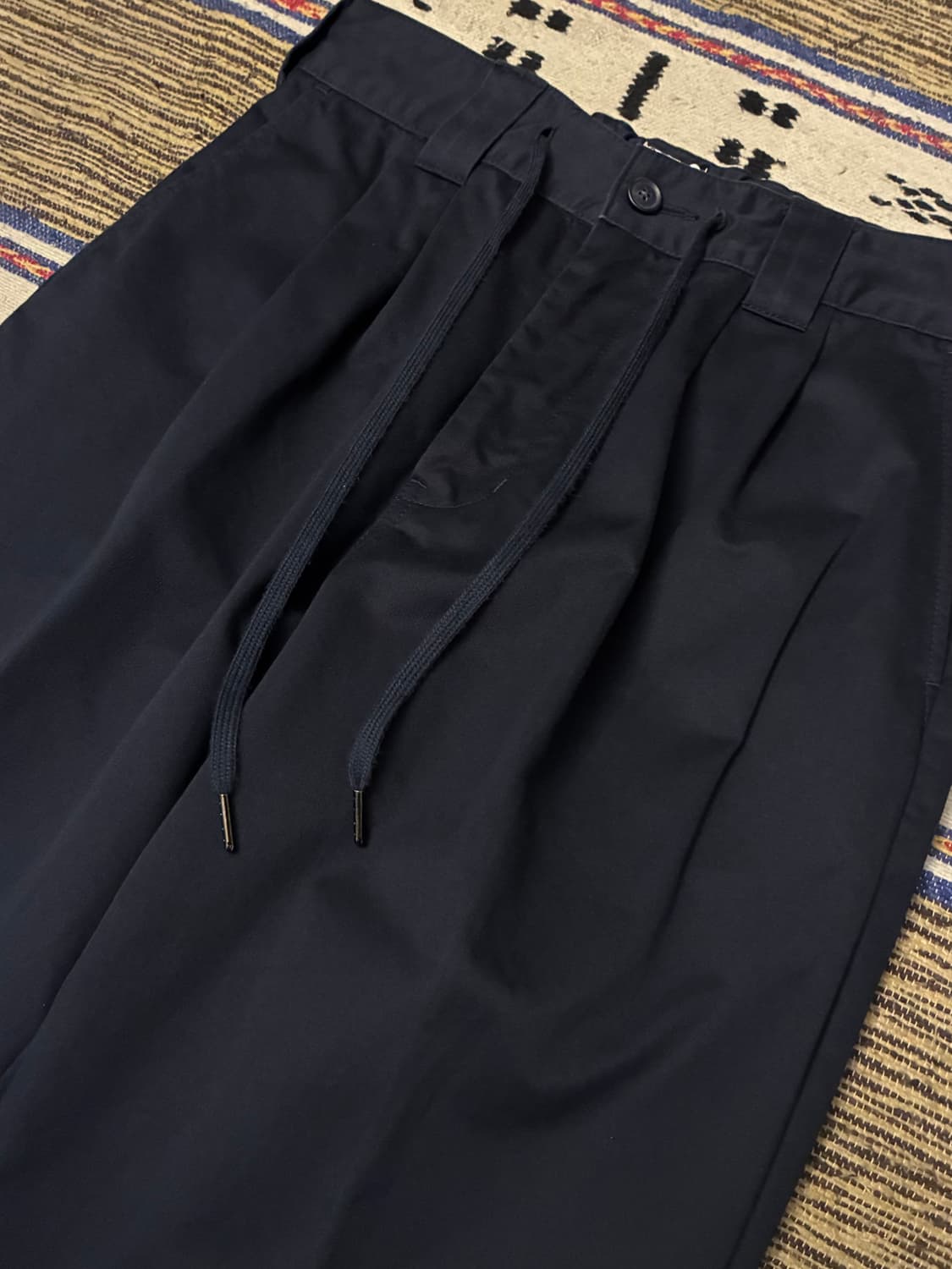 (2/30~34)어나더오피스 코튼 투턱 스트링 치노팬츠 다크네이비 상품이미지3