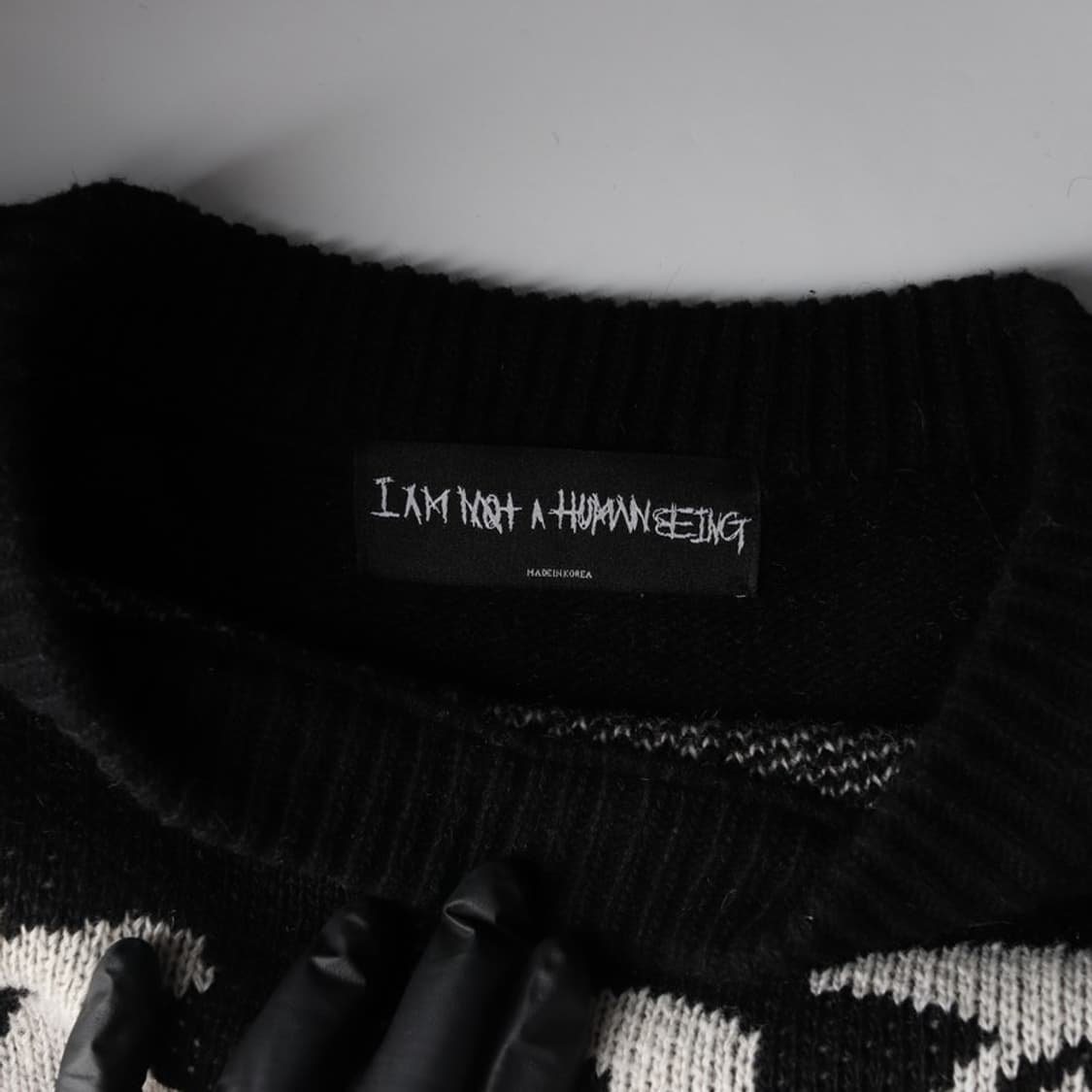 아임낫어휴먼비잉 한문 자수 데미지 램스울 니트 상품이미지5
