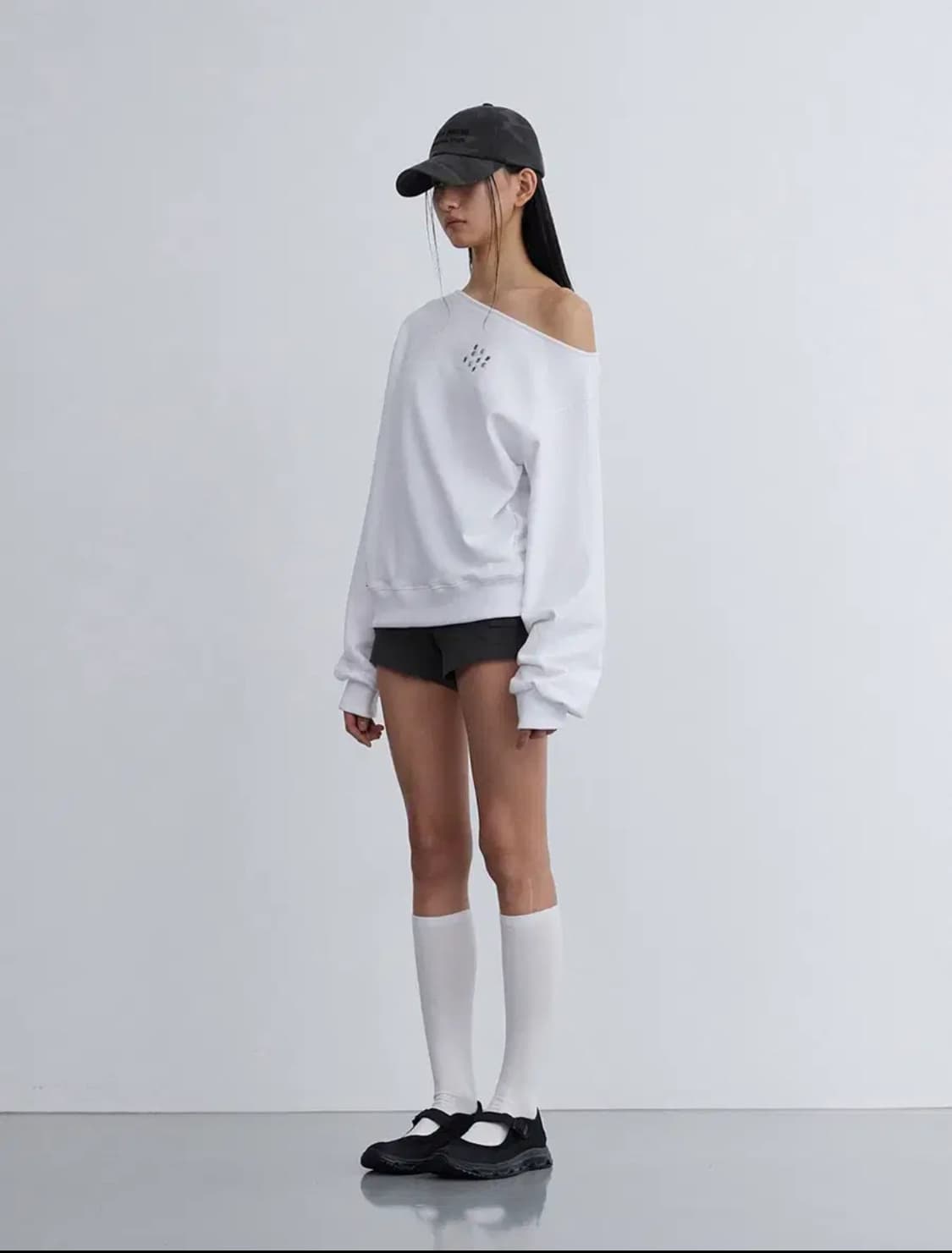 이네기 원숄더 리벳 스웻셔츠 화이트 상품이미지2