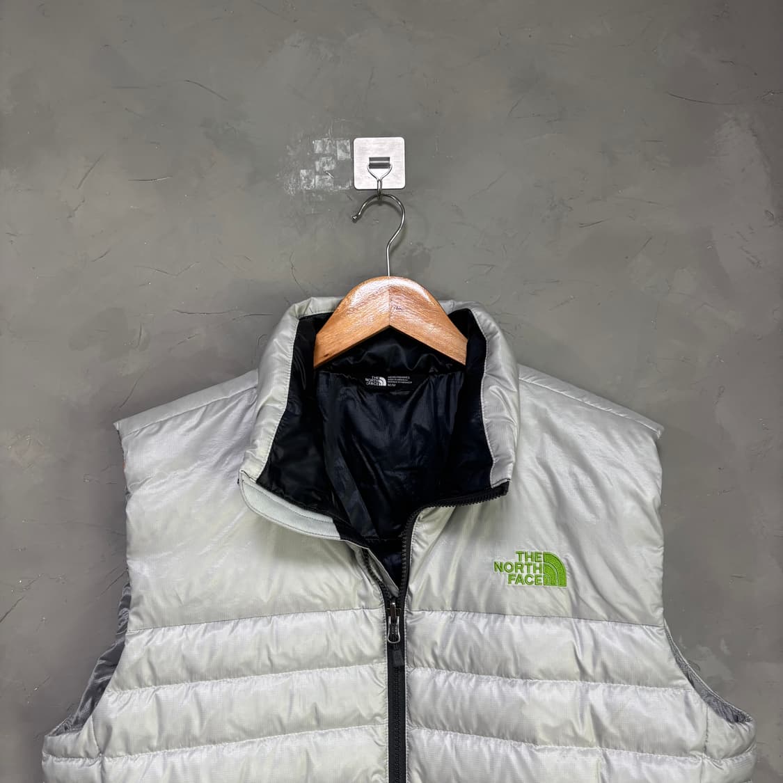 노스페이스 550 구스다운 패딩 조끼 라이트그레이 상품이미지2