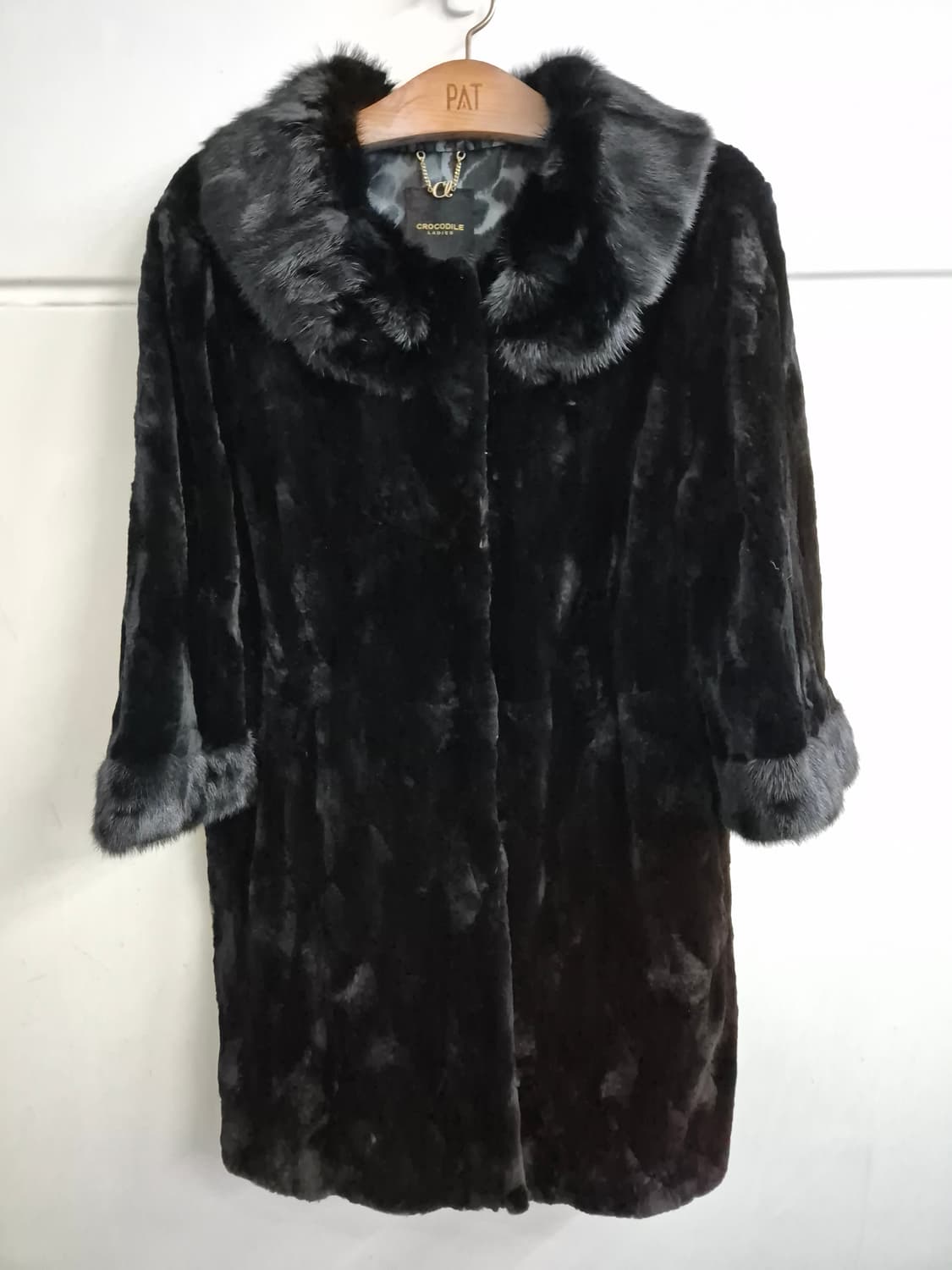 크로커다일 블랙 색상 밍크 코트(100/L) 상품이미지1